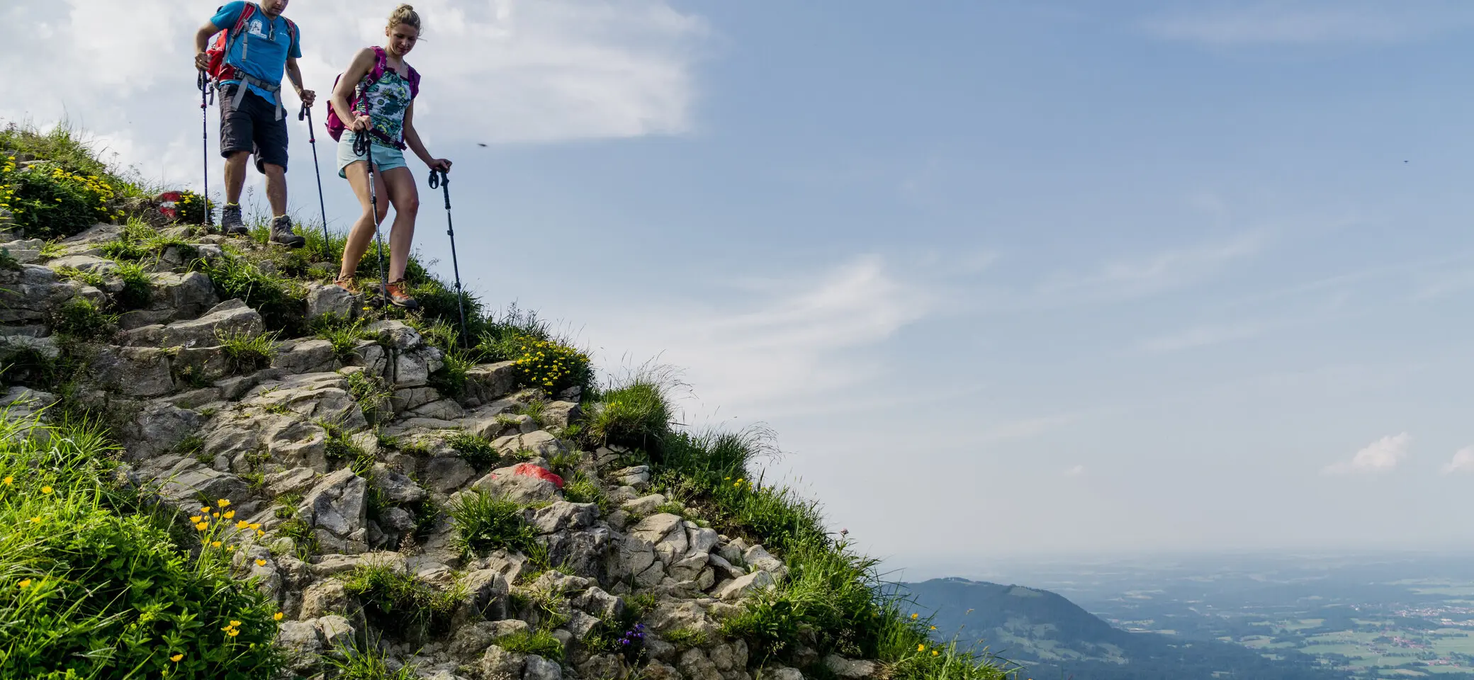 Zwei Wanderer mit Stöcken beim Abstieg | © DAV/Hans Herbig