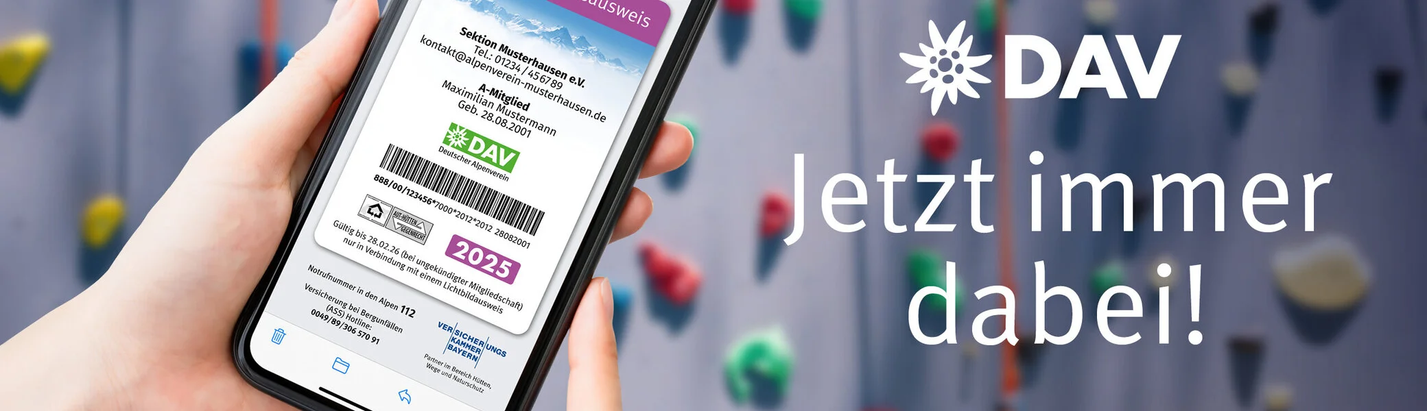 Ein Smartphone mit dem digitalen Mitgliedsausweis im Display | © DAV