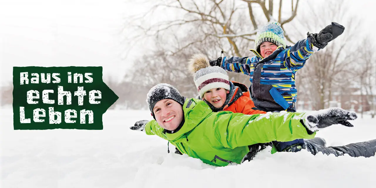 Foto aus der Kampagne des DAV: Raus ins echte Leben: eine Familie spielt im Schnee | © Pololia / Adobe Stock